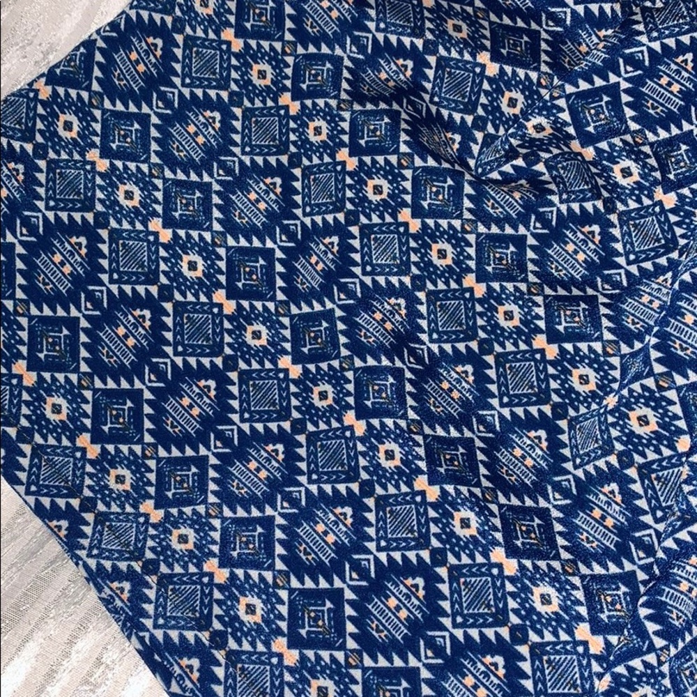 Blue pattern flowy shorts - Picture 2 of 3